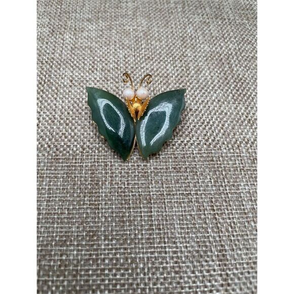Vintage Carved Jade Butterfly Brooch Pin Gold Tone Pearl Accents - Picture 2 of 6